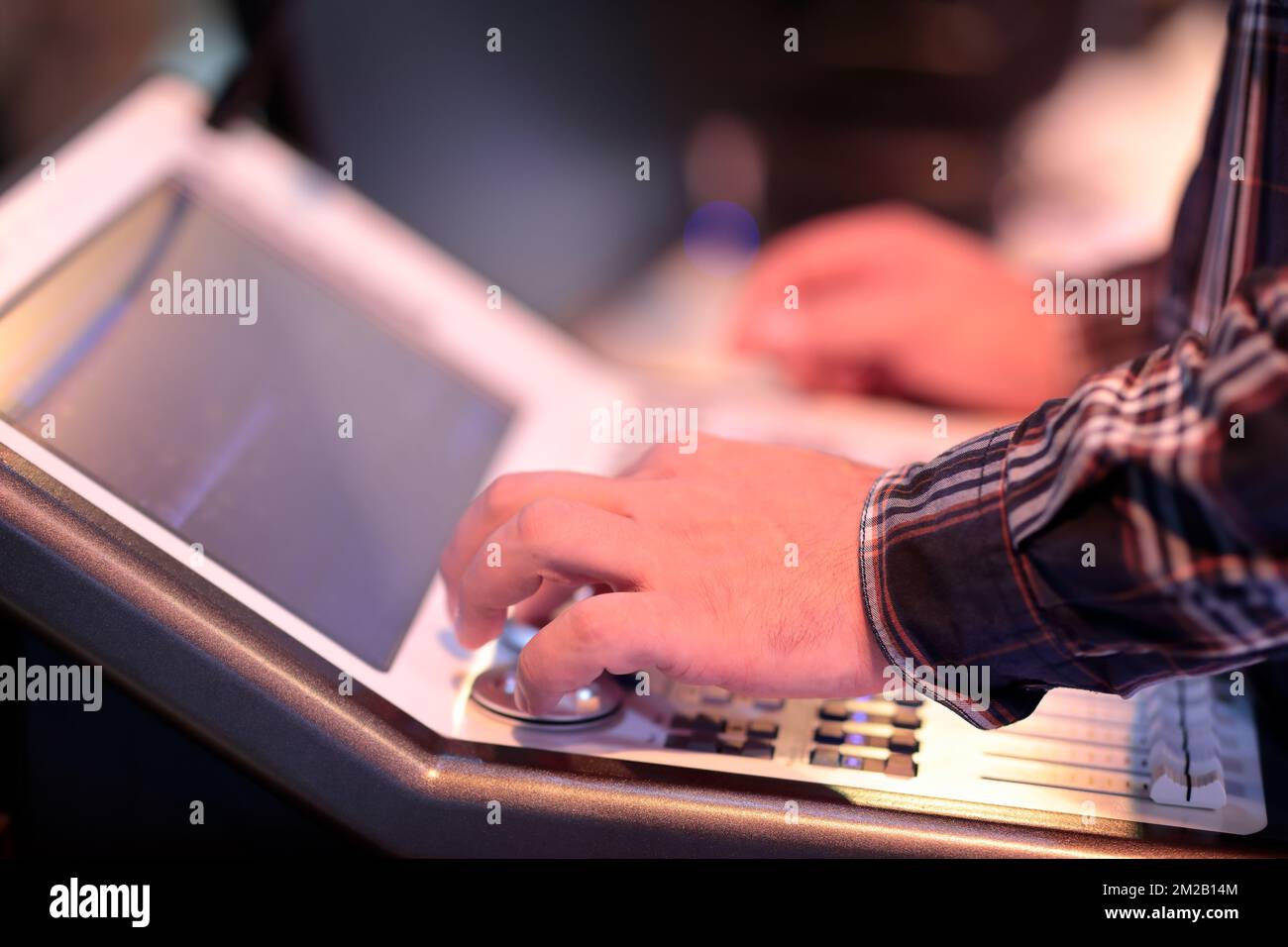 Operatore presso la console di controllo delle luci compatte. Messa a fuoco selettiva. Foto Stock