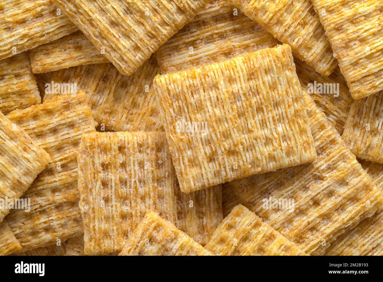 Cracker di grano Shreded tagliare fuori su bianco. Foto Stock