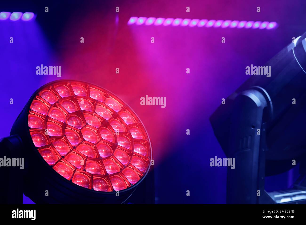 Illuminazione del palco a LED con testa mobile RGBW. Messa a fuoco selettiva. Foto Stock