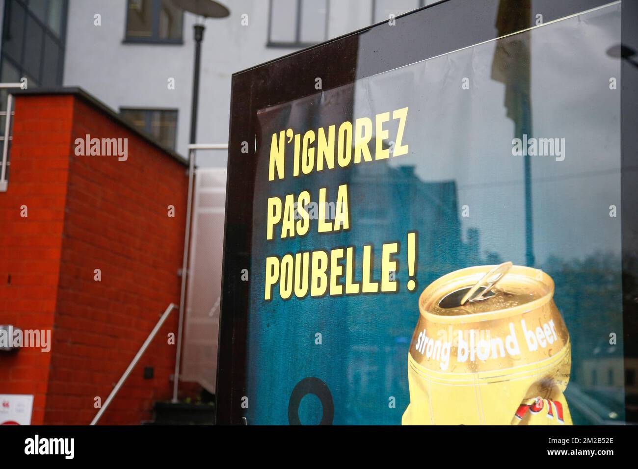 L'illustrazione mostra i manifesti della campagna durante una conferenza stampa del dipartimento 'Wallonie Plus Propre' e dei produttori di birra Maes, Gordon e Jupiler per presentare la loro campagna contro la lettiera, a Namur, martedì 21 novembre 2017. FOTO DI BELGA BRUNO FAHY Foto Stock