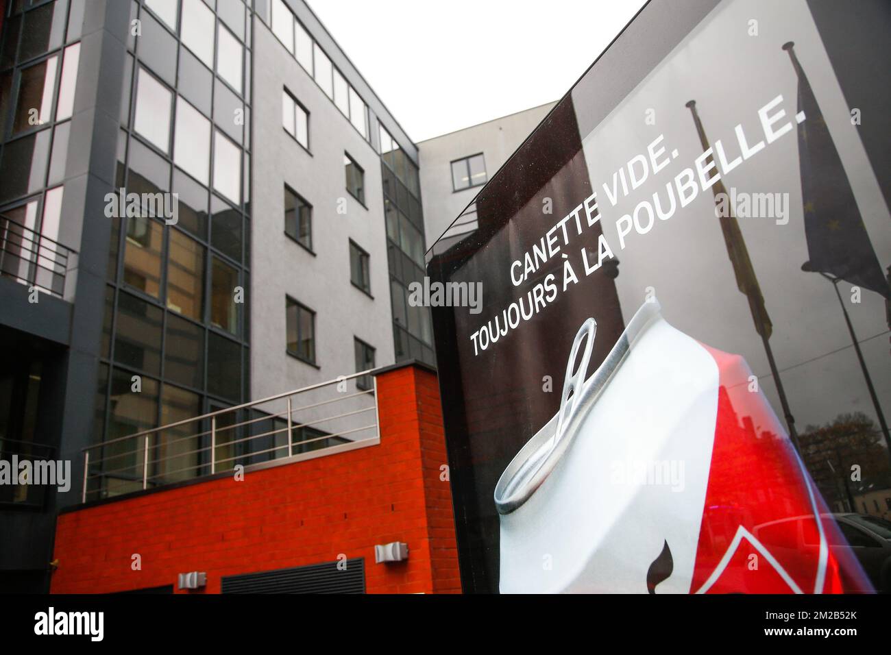 L'illustrazione mostra i manifesti della campagna durante una conferenza stampa del dipartimento 'Wallonie Plus Propre' e dei produttori di birra Maes, Gordon e Jupiler per presentare la loro campagna contro la lettiera, a Namur, martedì 21 novembre 2017. FOTO DI BELGA BRUNO FAHY Foto Stock