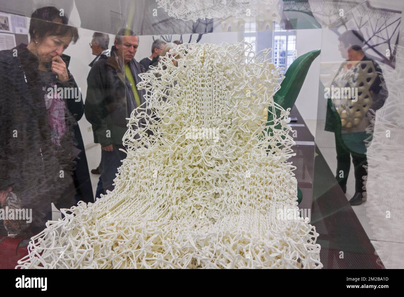 3D sedia moderna stampata con struttura complessa nel Museo del Design Gand nella città di Gand, Fiandre Orientali, Belgio | Chaise moderne créée par impression tridimensionnelle 26/11/2017 Foto Stock