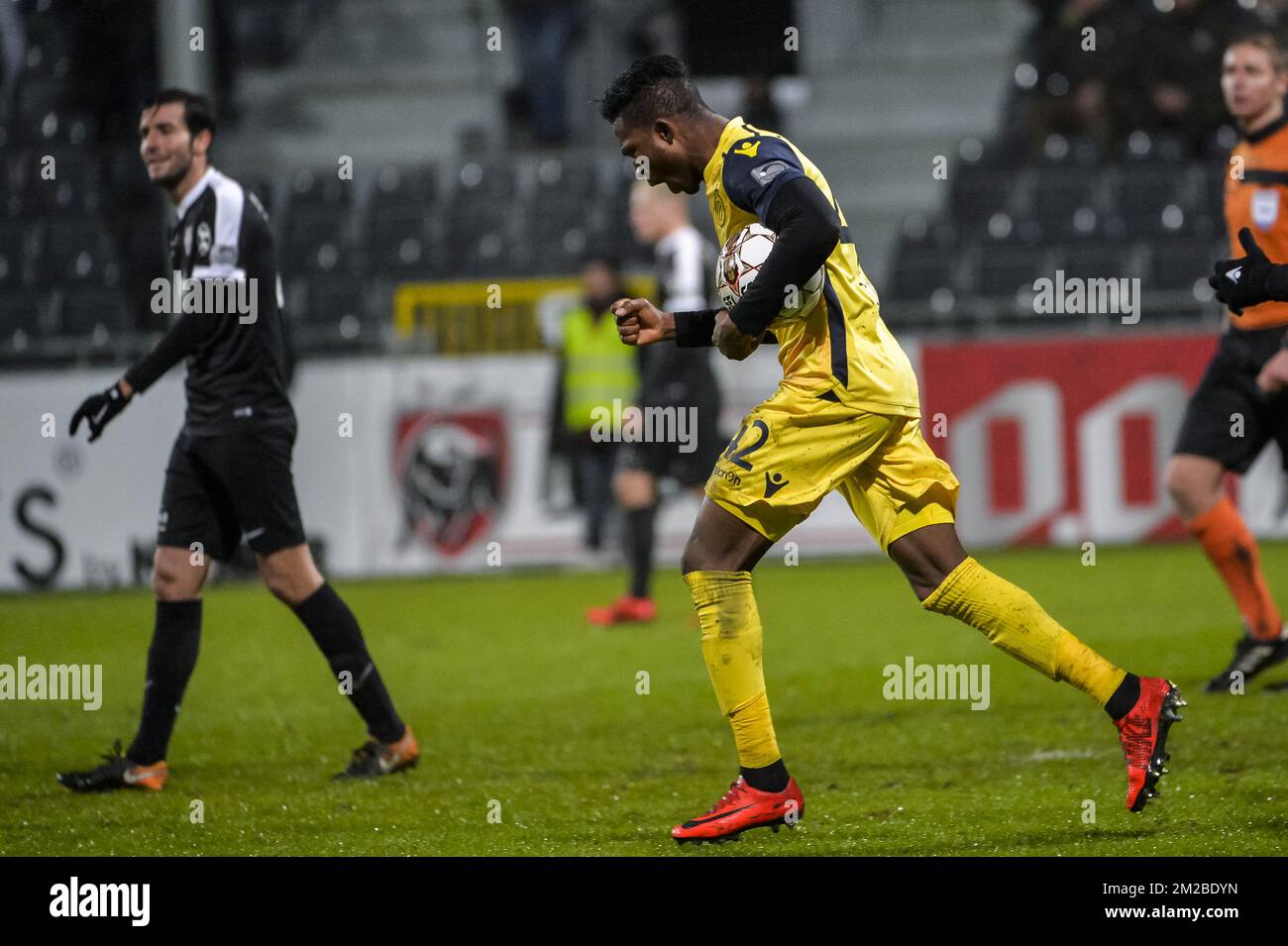 Il Club Emmanuel Bonaventure Dennis festeggia dopo aver segnato la partita della Jupiler Pro League tra KAS Eupen e il Club Brugge KV, a Eupen, domenica 03 dicembre 2017, il giorno 18 della Jupiler Pro League, la stagione calcistica belga 2017-2018. FOTO DI BELGA NICOLAS LAMBERT Foto Stock