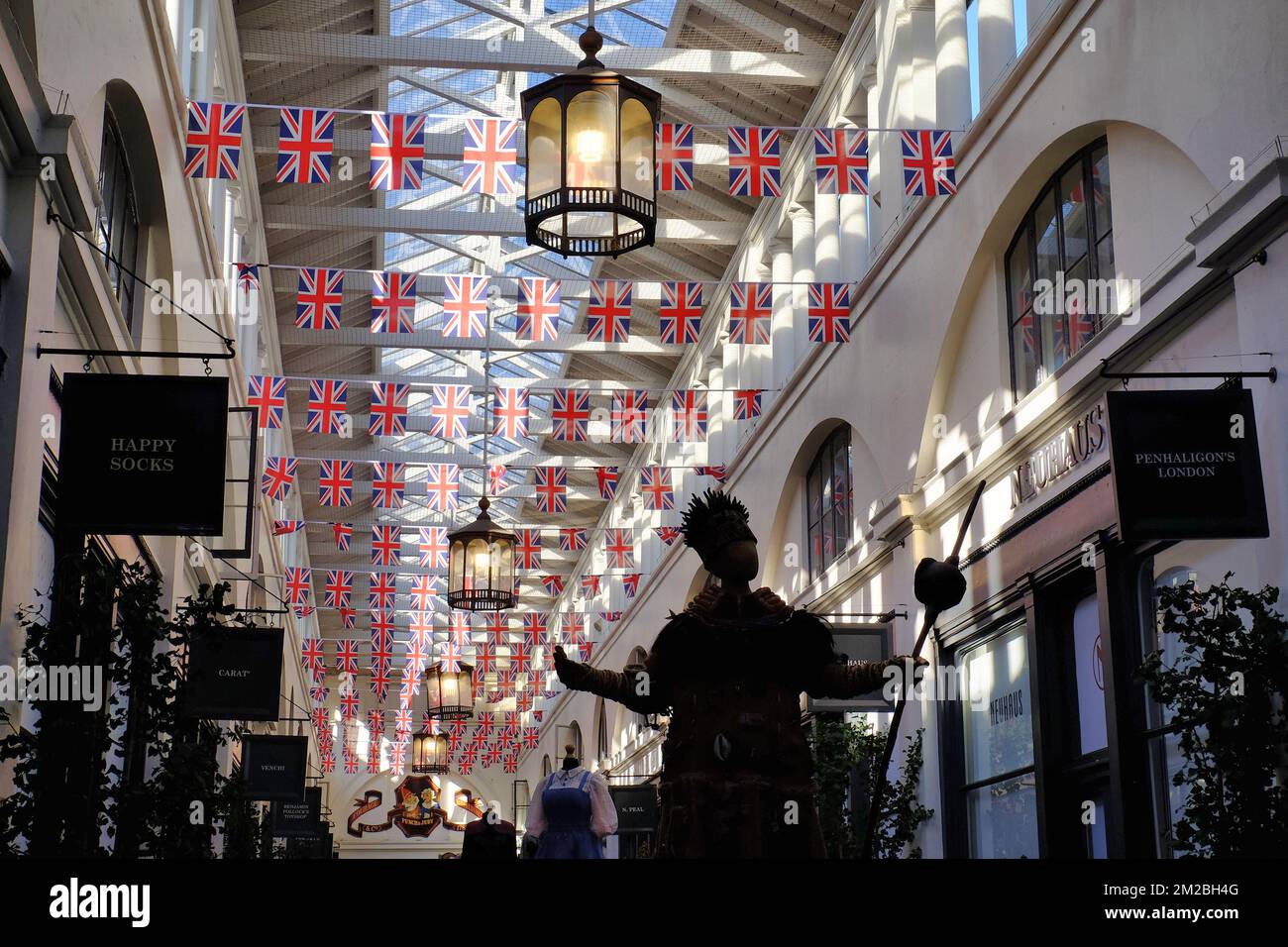 Regina Elisabetta II Platinum Jubilee: Union Jack bandiera attraverso Central Avenue di Covent Garden Market, Londra, Inghilterra Foto Stock