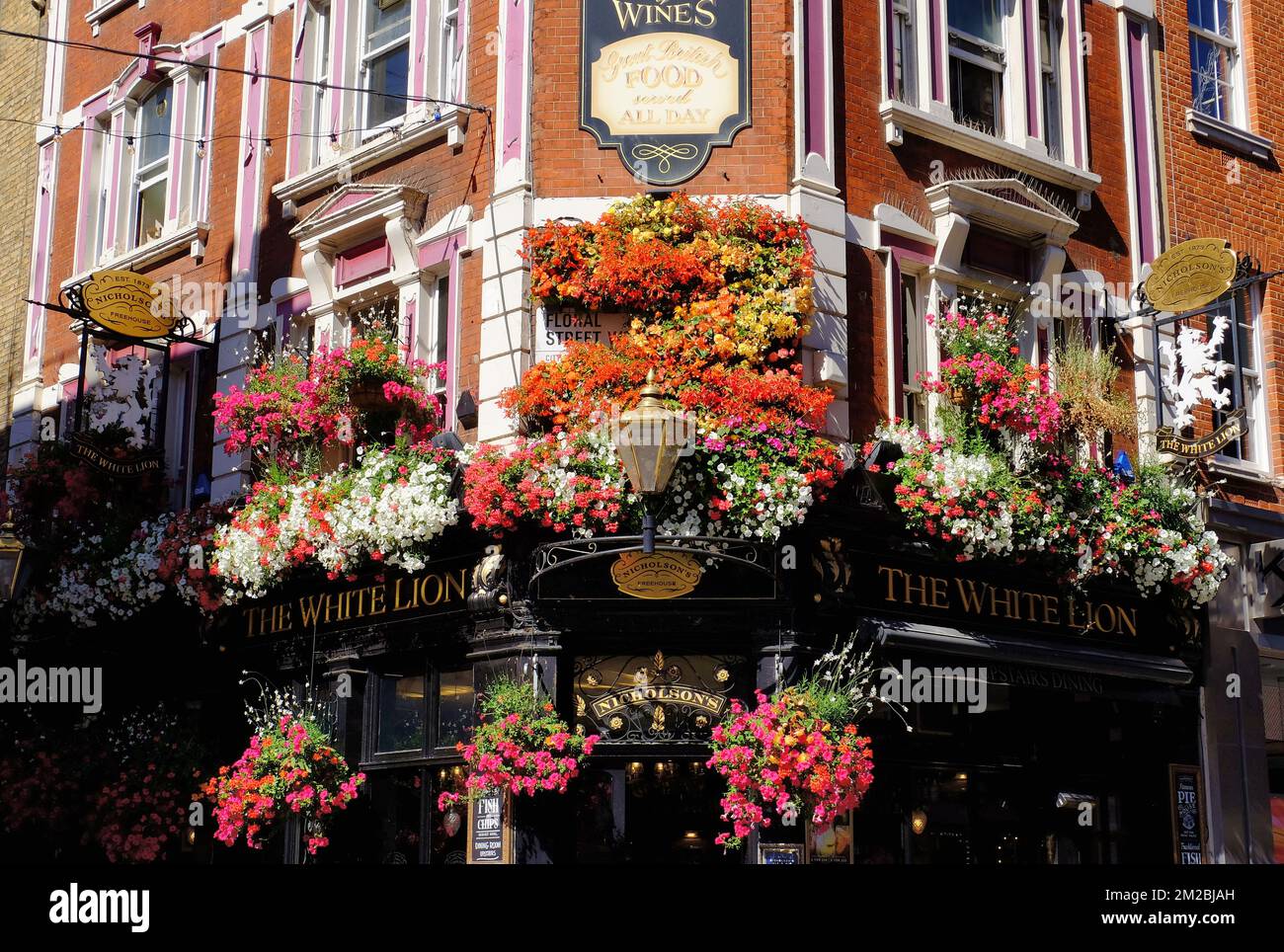 Fiori colorati fuori dal pub White Lion a Floral Street, Covent Garden, Londra, Inghilterra Foto Stock