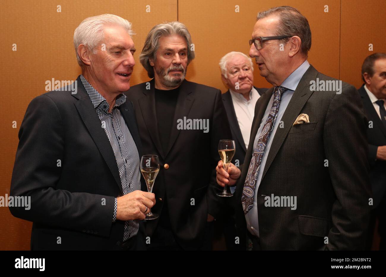 Allenatore di calcio Hugo Broos, Luka Perusovic e Georges Leekens nella settima edizione del premio Raymond Goethals, per l'allenatore più vicino ai Raymond Goethals, lunedì 18 dicembre 2017, a Genval. BELGA PHOTO VIRGINIE LEFOUR Foto Stock