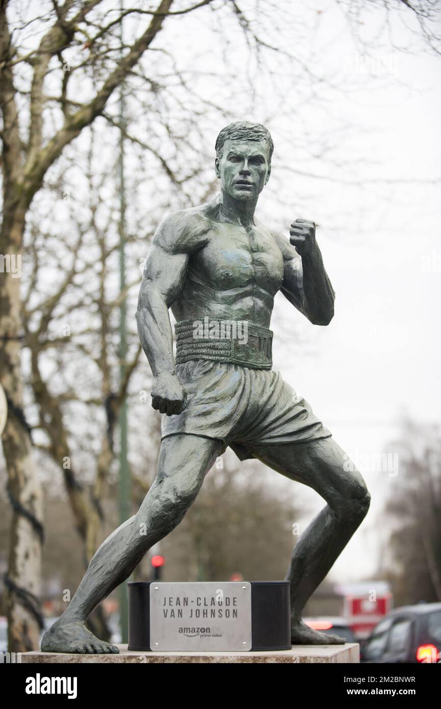 La statua dell'attore belga Jean-Claude Van Damme ad Anderlecht (Belgio, 15/12/2017) Foto Stock