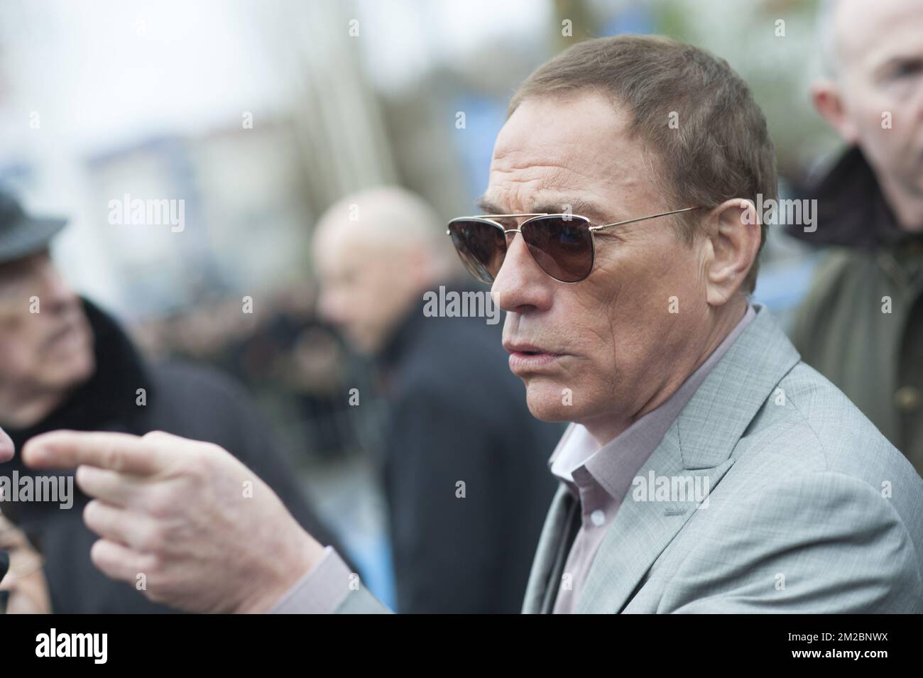 Attore belga Jean-Claude Van Damme che promuove la sua nuova serie Amazon Jean-Claude Van Johnson alla sua statua ad Anderlecht (Belgio, 15/12/2017) Foto Stock