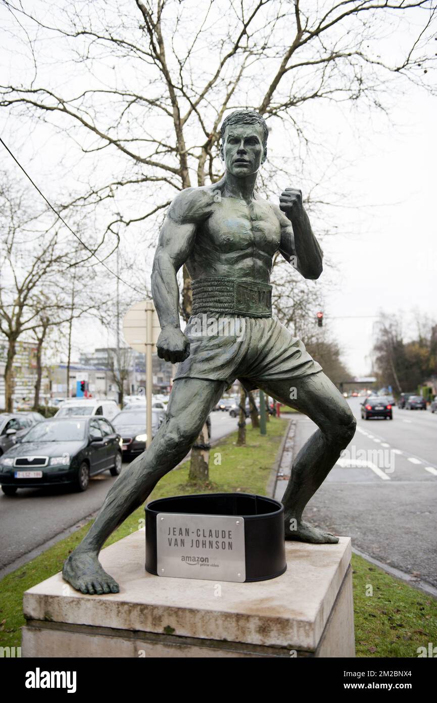 La statua dell'attore belga Jean-Claude Van Damme ad Anderlecht (Belgio, 15/12/2017) Foto Stock