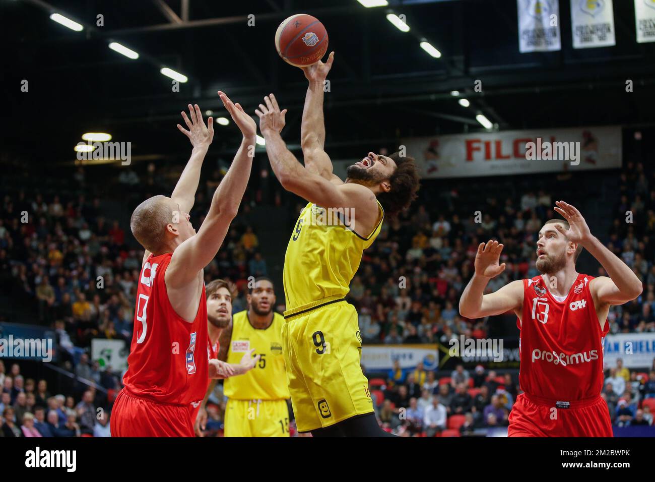 Niels Marnevrave di Charleroi, Jean-Marc Mwema di Oostende e Gorgemans Amaury di Charleroi combattono per la palla durante la partita di basket tra Oostende e Spirou Charleroi, il giorno 13 del concorso di pallacanestro della EuroMillions League, martedì 26 dicembre 2017 a Ostenda. FOTO DI BELGA BRUNO FAHY Foto Stock
