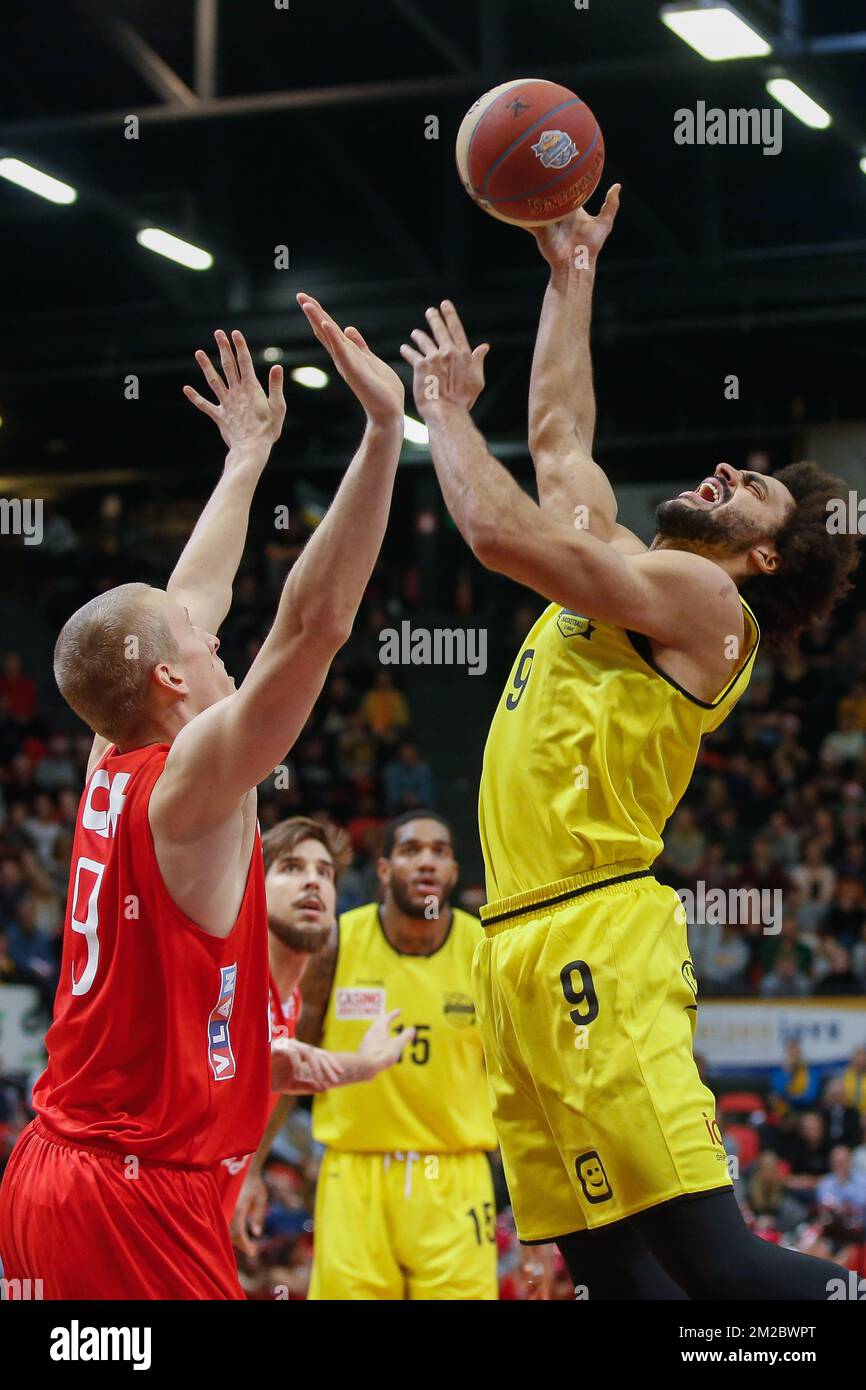 Niels Marnevrave di Charleroi e Jean-Marc Mwema di Oostende combattono per la palla durante la partita di basket tra Oostende e Spirou Charleroi, il giorno 13 del concorso di pallacanestro della EuroMillions League, martedì 26 dicembre 2017 a Ostenda. FOTO DI BELGA BRUNO FAHY Foto Stock