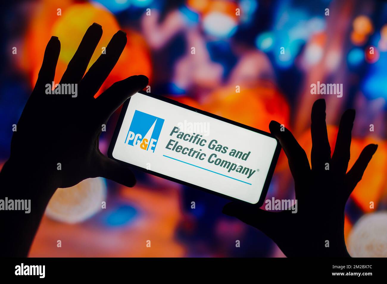 Brasile. 13th Dec, 2022. In questa immagine, il logo Pacific gas and Electric Company (PGE) viene visualizzato sullo schermo di uno smartphone. Credit: SOPA Images Limited/Alamy Live News Foto Stock