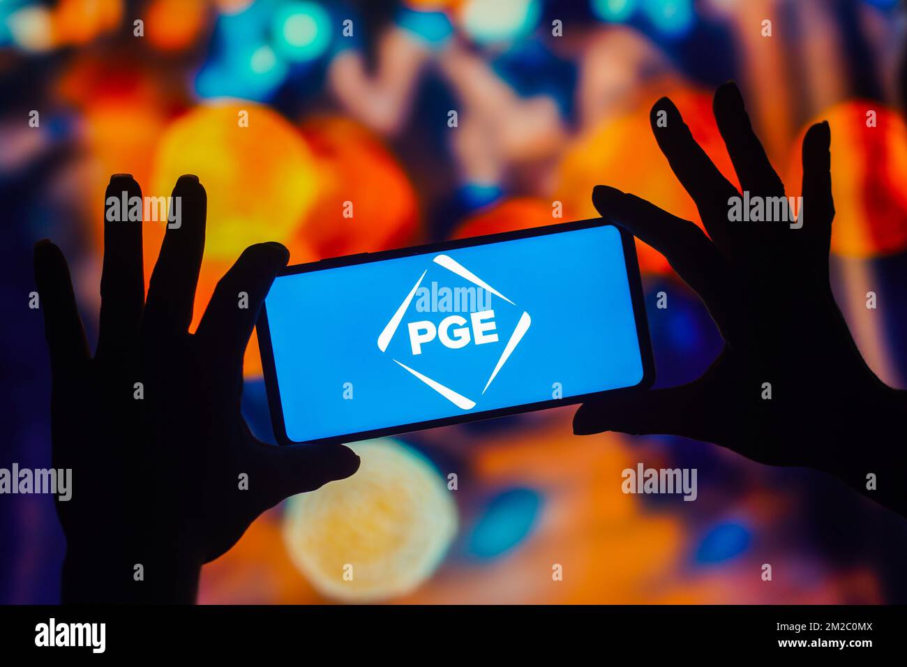 Brasile. 13th Dec, 2022. In questa immagine, il logo Portland General Electric (PGE) viene visualizzato sullo schermo di uno smartphone. (Foto di Rafael Henrique/SOPA Images/Sipa USA) Credit: Sipa USA/Alamy Live News Foto Stock