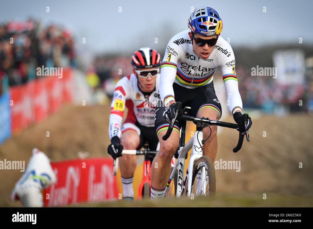 Il belga Laurens Sweeck e il campione del mondo belga Wout Van Aert hanno ritratto in azione durante la corsa d'élite maschile ai campionati nazionali belgi di ciclocross, domenica 14 gennaio 2018 a Koksijde. FOTO DI BELGA DAVID STOCKMANlea nouveaux Foto Stock