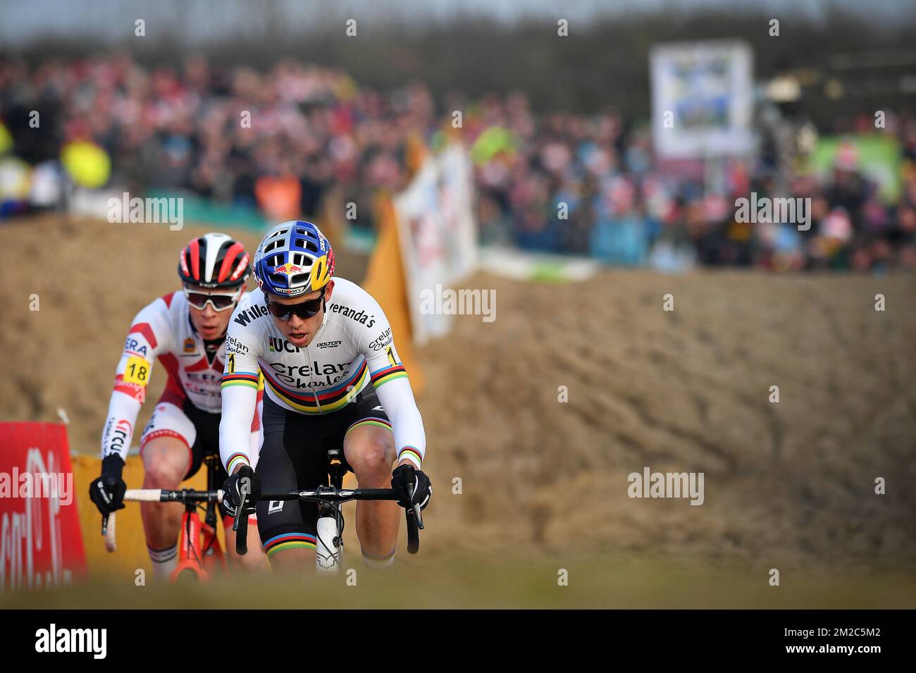 Il belga Laurens Sweeck e il campione del mondo belga Wout Van Aert hanno ritratto in azione durante la corsa d'élite maschile ai campionati nazionali belgi di ciclocross, domenica 14 gennaio 2018 a Koksijde. FOTO DI BELGA DAVID STOCKMANlea nouveaux Foto Stock