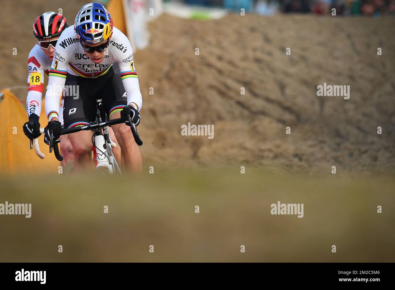 Il belga Laurens Sweeck e il campione del mondo belga Wout Van Aert hanno ritratto in azione durante la corsa d'élite maschile ai campionati nazionali belgi di ciclocross, domenica 14 gennaio 2018 a Koksijde. FOTO DI BELGA DAVID STOCKMANlea nouveaux Foto Stock