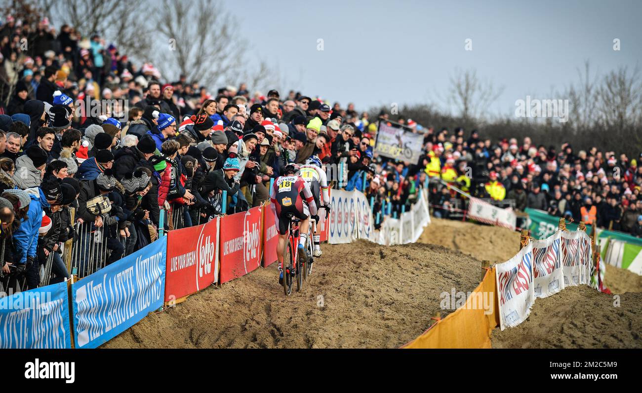 Il belga Laurens Sweeck e il campione del mondo belga Wout Van Aert hanno ritratto in azione durante la corsa d'élite maschile ai campionati nazionali belgi di ciclocross, domenica 14 gennaio 2018 a Koksijde. FOTO DI BELGA DAVID STOCKMANlea nouveaux Foto Stock