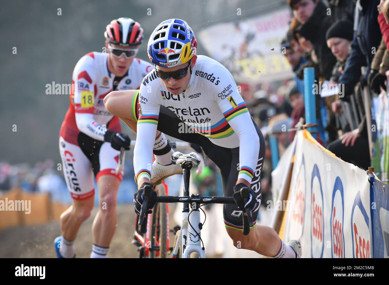 Il belga Laurens Sweeck e il campione del mondo belga Wout Van Aert hanno ritratto in azione durante la corsa d'élite maschile ai campionati nazionali belgi di ciclocross, domenica 14 gennaio 2018 a Koksijde. FOTO DI BELGA DAVID STOCKMANlea nouveaux Foto Stock