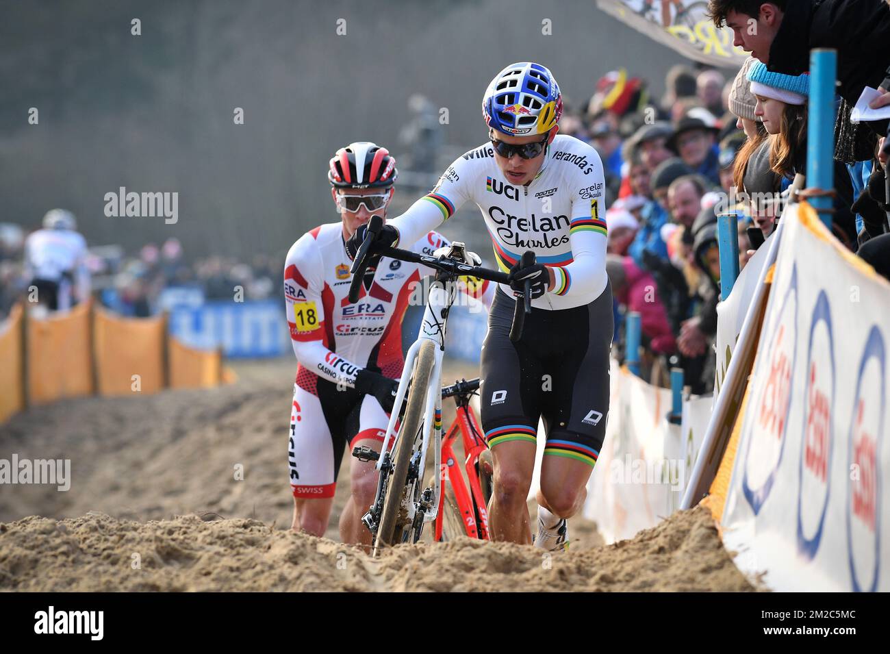 Il belga Laurens Sweeck e il campione del mondo belga Wout Van Aert hanno ritratto in azione durante la corsa d'élite maschile ai campionati nazionali belgi di ciclocross, domenica 14 gennaio 2018 a Koksijde. FOTO DI BELGA DAVID STOCKMANlea nouveaux Foto Stock