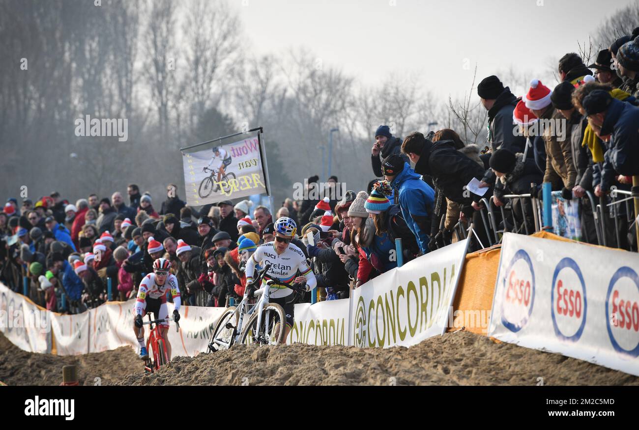 Il belga Laurens Sweeck e il campione del mondo belga Wout Van Aert hanno ritratto in azione durante la corsa d'élite maschile ai campionati nazionali belgi di ciclocross, domenica 14 gennaio 2018 a Koksijde. FOTO DI BELGA DAVID STOCKMANlea nouveaux Foto Stock