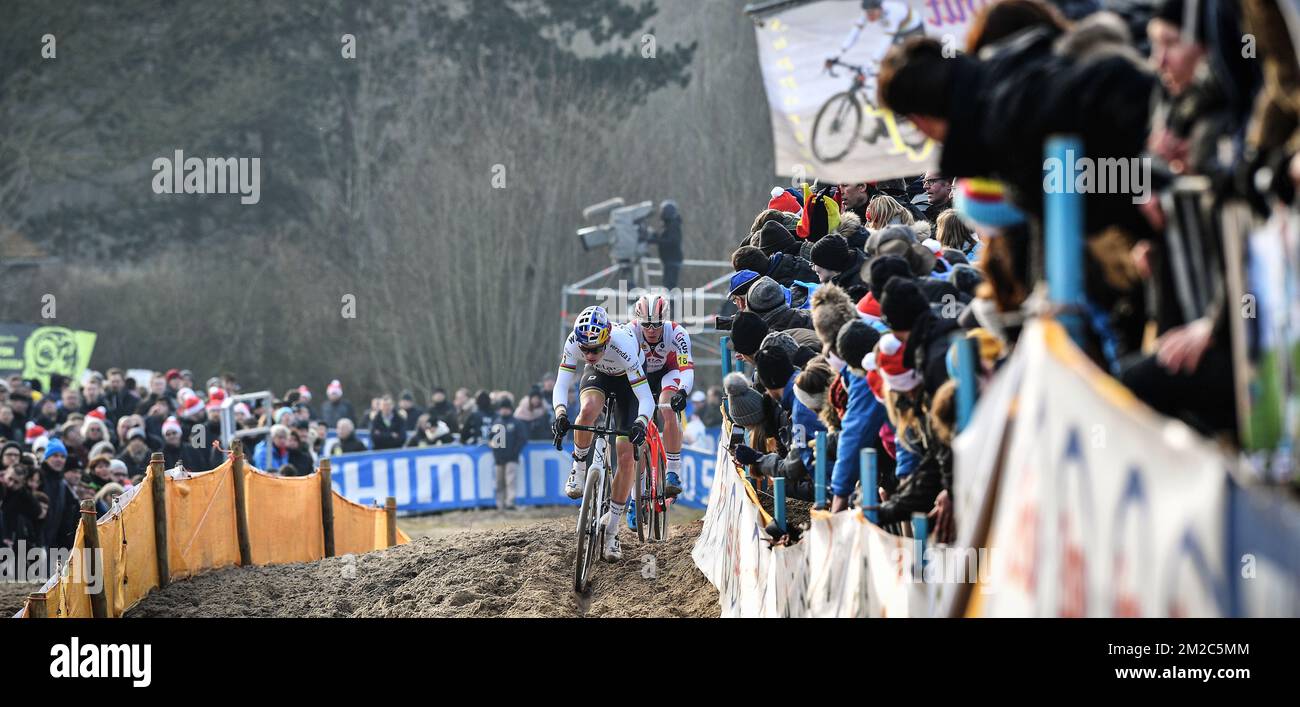 Il campione del mondo belga Wout Van Aert e il belga Laurens Sweeck hanno ritratto in azione alla corsa d'élite maschile ai campionati nazionali belgi di ciclocross, domenica 14 gennaio 2018 a Koksijde. FOTO DI BELGA DAVID STOCKMANlea nouveaux Foto Stock
