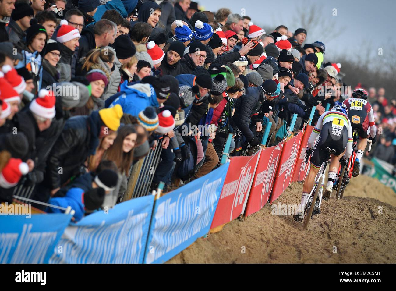 Belgian world champion Wout Van Aert and Belgian Laurens Sweeck pictured in action during the men's elite race at the Belgian national championships cyclocross, Sunday 14 January 2018 in Koksijde. BELGA PHOTO DAVID STOCKMANlea nouveaux Foto Stock