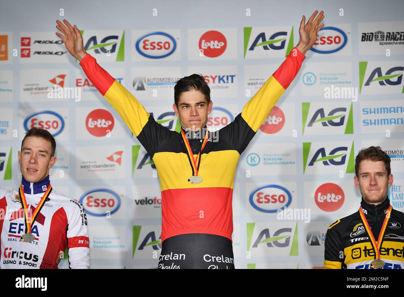 Il belga Laurens Sweeck, campione del mondo belga Wout Van Aert , vincitore della medaglia d'oro e il belga Daan Soete, raffigurato sul podio dopo la gara d'élite maschile ai campionati nazionali belgi di ciclocross, domenica 14 gennaio 2018 a Koksijde. FOTO DI BELGA DAVID STOCKMANlea nouveaux Foto Stock