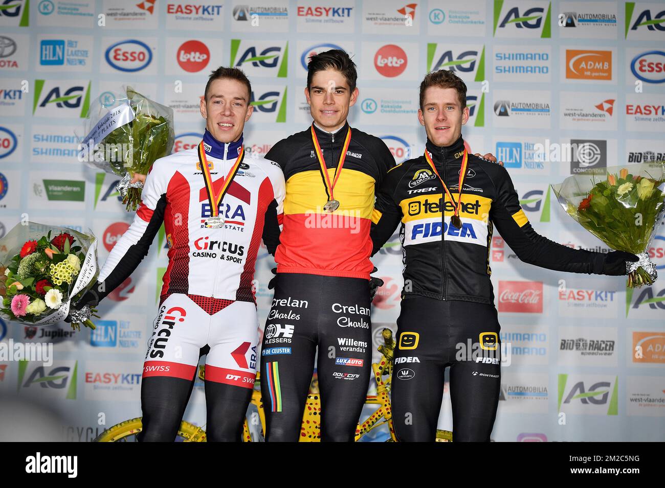 Il belga Laurens Sweeck, campione del mondo belga Wout Van Aert , vincitore della medaglia d'oro e il belga Daan Soete, raffigurato sul podio dopo la gara d'élite maschile ai campionati nazionali belgi di ciclocross, domenica 14 gennaio 2018 a Koksijde. FOTO DI BELGA DAVID STOCKMANlea nouveaux Foto Stock