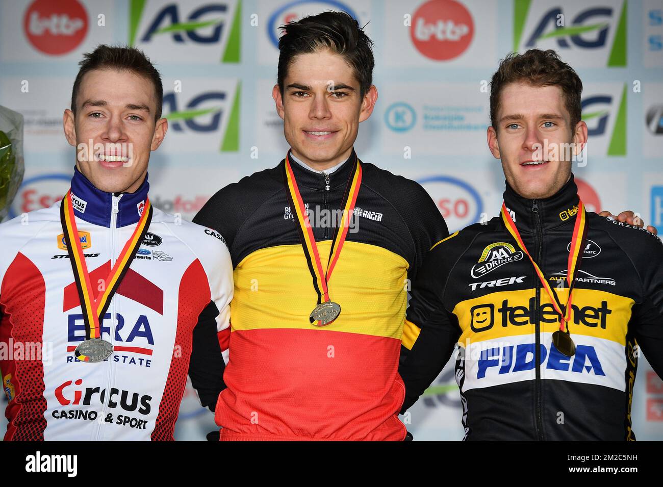 Il belga Laurens Sweeck, campione del mondo belga Wout Van Aert , vincitore della medaglia d'oro e il belga Daan Soete, raffigurato sul podio dopo la gara d'élite maschile ai campionati nazionali belgi di ciclocross, domenica 14 gennaio 2018 a Koksijde. FOTO DI BELGA DAVID STOCKMANlea nouveaux Foto Stock