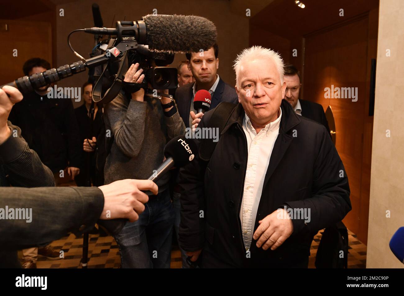 Eddie Wilson, direttore delle risorse umane di Ryanair, parla alla stampa dopo un incontro tra una delegazione della compagnia aerea irlandese Ryanair a basso costo e il sindacato CNE-LBC, vicino all'aeroporto di Bruxelles, a Zaventem, venerdì 19 gennaio 2018. Per la prima volta Ryanair ha accettato di incontrare i sindacati cristiani LBC-CNE. FOTO DI BELGA ERIC LALMAND Foto Stock