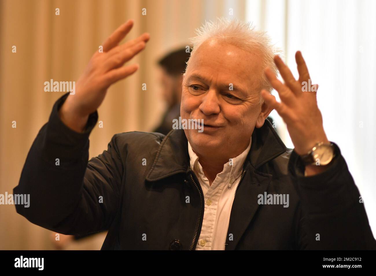 Eddie Wilson, direttore delle risorse umane di Ryanair, parla alla stampa dopo una sessione informativa, con la divulgazione di tutta l'amministrazione per quanto riguarda la costruzione della Ghelamco Arena, stadio di calcio di KAA Gent, a Gand, venerdì 19 gennaio 2018. Un libro pubblicato di recente sostiene che ci sono state molte irregolarità nella procedura di costruzione. La città nega tutte le accuse e vuole informare il pubblico con questa sessione informativa. FOTO DI BELGA DIRK WAEM Foto Stock