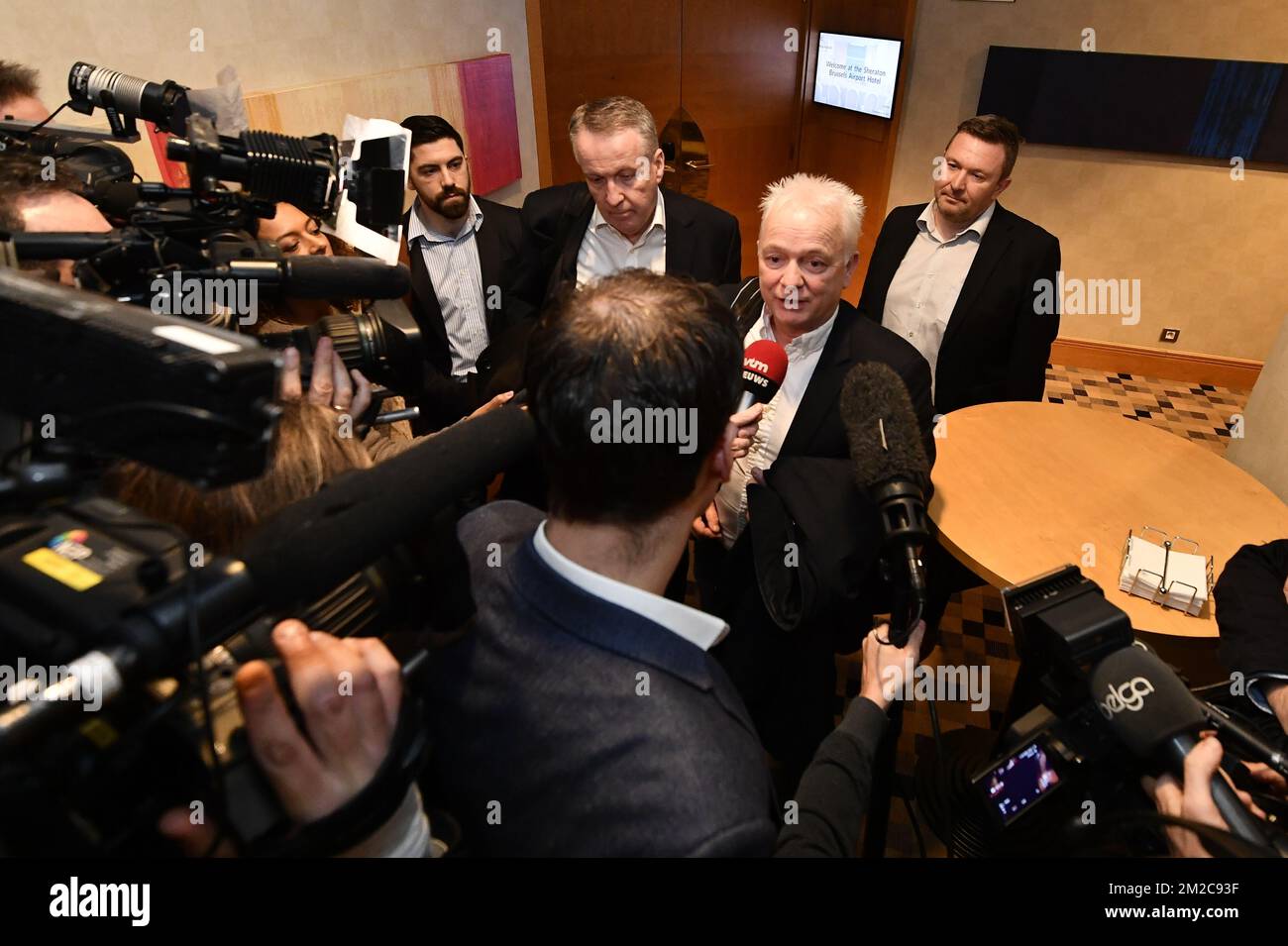 Ryanair COO Peter Bellew e Eddie Wilson, direttore delle risorse umane di Ryanair, parlano alla stampa dopo un incontro tra una delegazione della compagnia aerea irlandese Ryanair low cost e il sindacato CNE-LBC, vicino all'aeroporto di Bruxelles, a Zaventem, venerdì 19 gennaio 2018. Per la prima volta Ryanair ha accettato di incontrare i sindacati cristiani LBC-CNE. FOTO DI BELGA ERIC LALMAND Foto Stock
