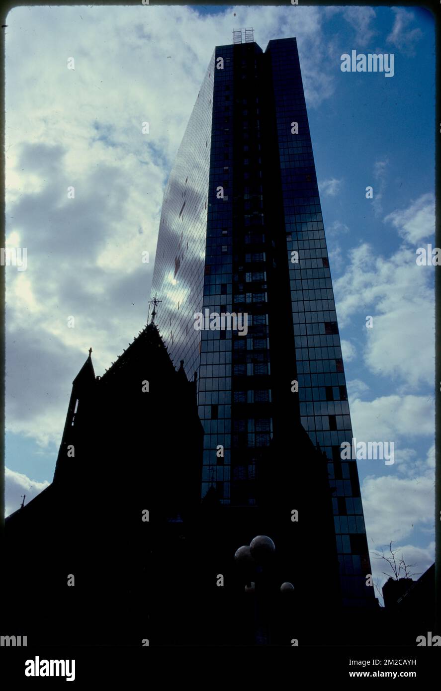 Copley Sq. 9 New John Hancock - danni da vento, edifici di uffici, disastri, Windows, John Hancock Tower Boston, Mass.. Fotografie di Ernst Halberstadt Foto Stock