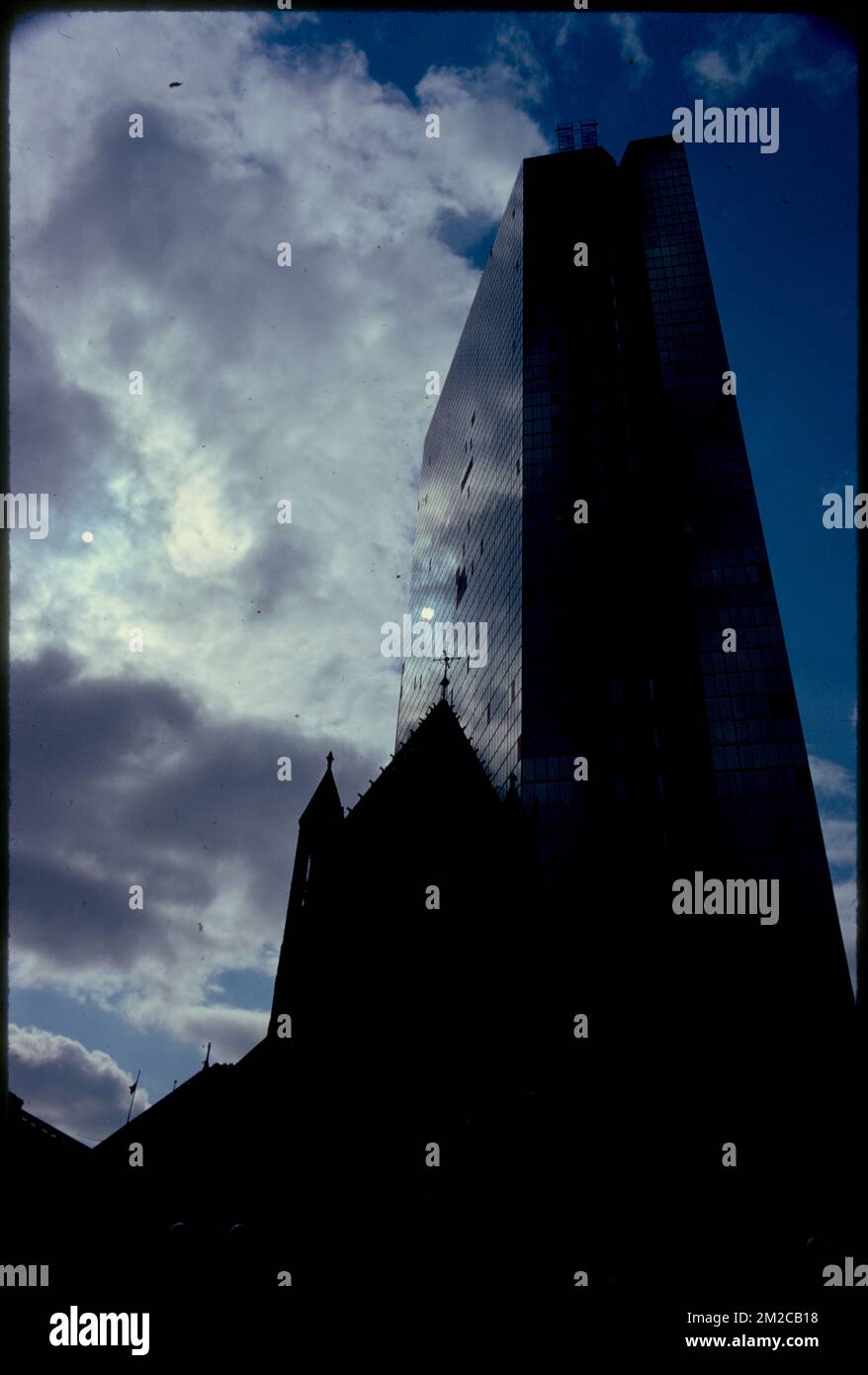 Copley Sq. 9 New John Hancock - danni da vento, edifici di uffici, disastri, Windows, John Hancock Tower Boston, Mass.. Fotografie di Ernst Halberstadt Foto Stock