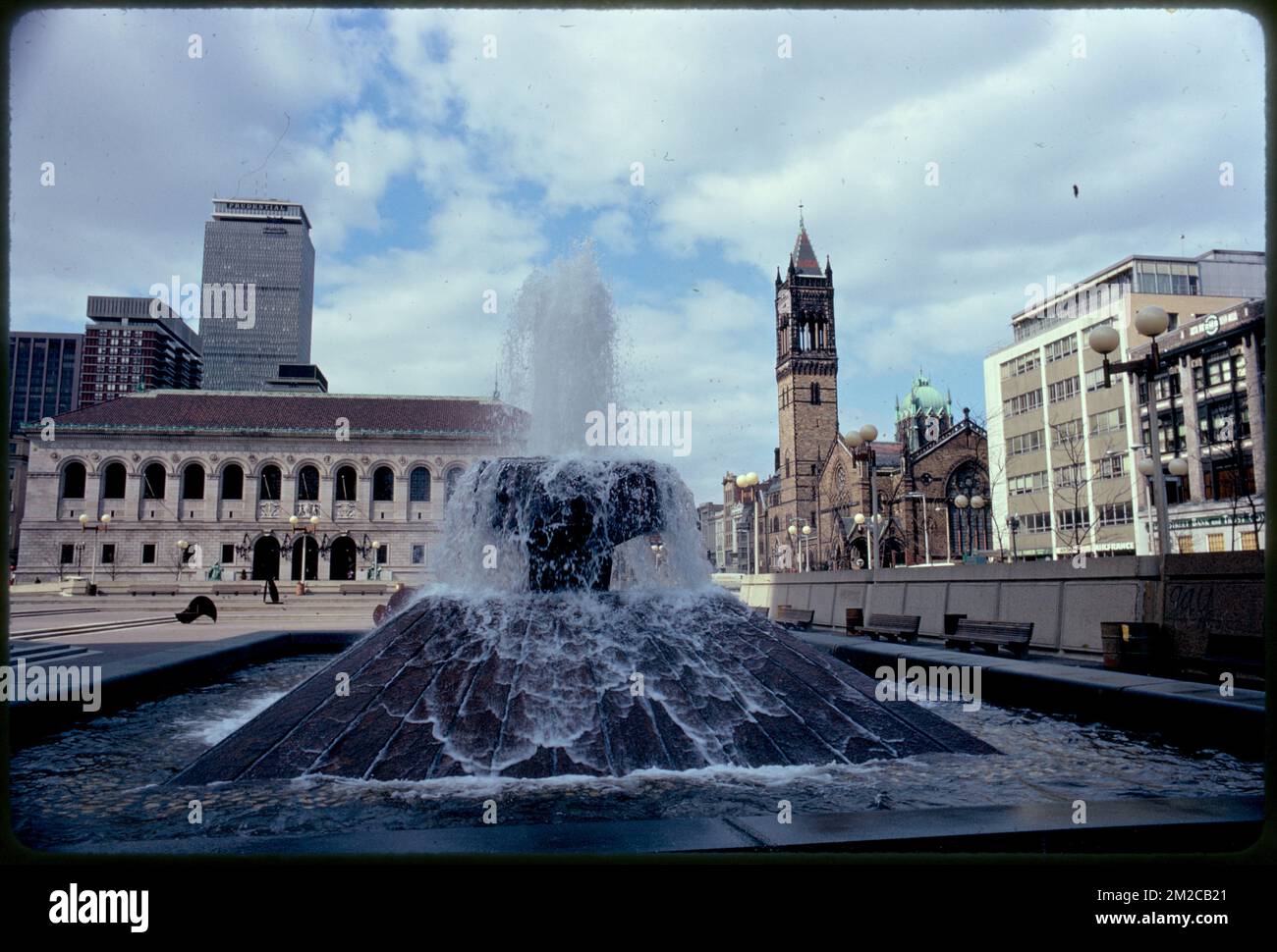 Copley Sq. Gruppo - verso Biblioteca pubblica, Città e paesi, Plazas, Fontane. Fotografie di Ernst Halberstadt Foto Stock