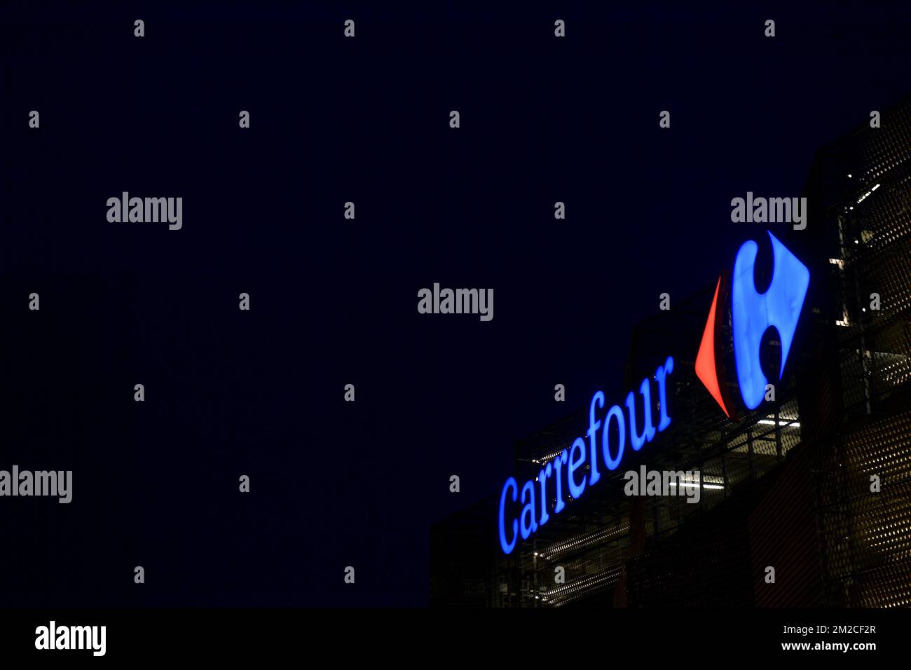 L'immagine mostra il logo Carrefour all'ipermercato Genk Carrefour nella regione di Genk, giovedì 25 gennaio 2018. La direzione Carrefour ha annunciato i suoi piani di riforma per la catena di supermercati, due devono chiudere, Belle Ile e Genk e circa 1200 posti di lavoro saranno persi. FOTO DI BELGA SOPHIE KIP Foto Stock