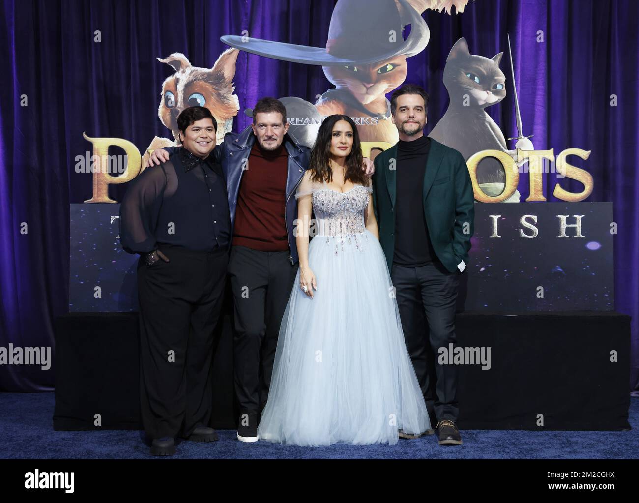 New York, Stati Uniti. 12th Dec, 2022. Harvey Guillen, Antonio Banderas, Salma Hayek e Wagner Moura arrivano sul tappeto rosso alla prima di 'Puss in Boots: The Last Wish' al Jazz al Lincoln Center di New York City martedì 13 dicembre 2022. Foto di John Angelillo/UPI Credit: UPI/Alamy Live News Foto Stock
