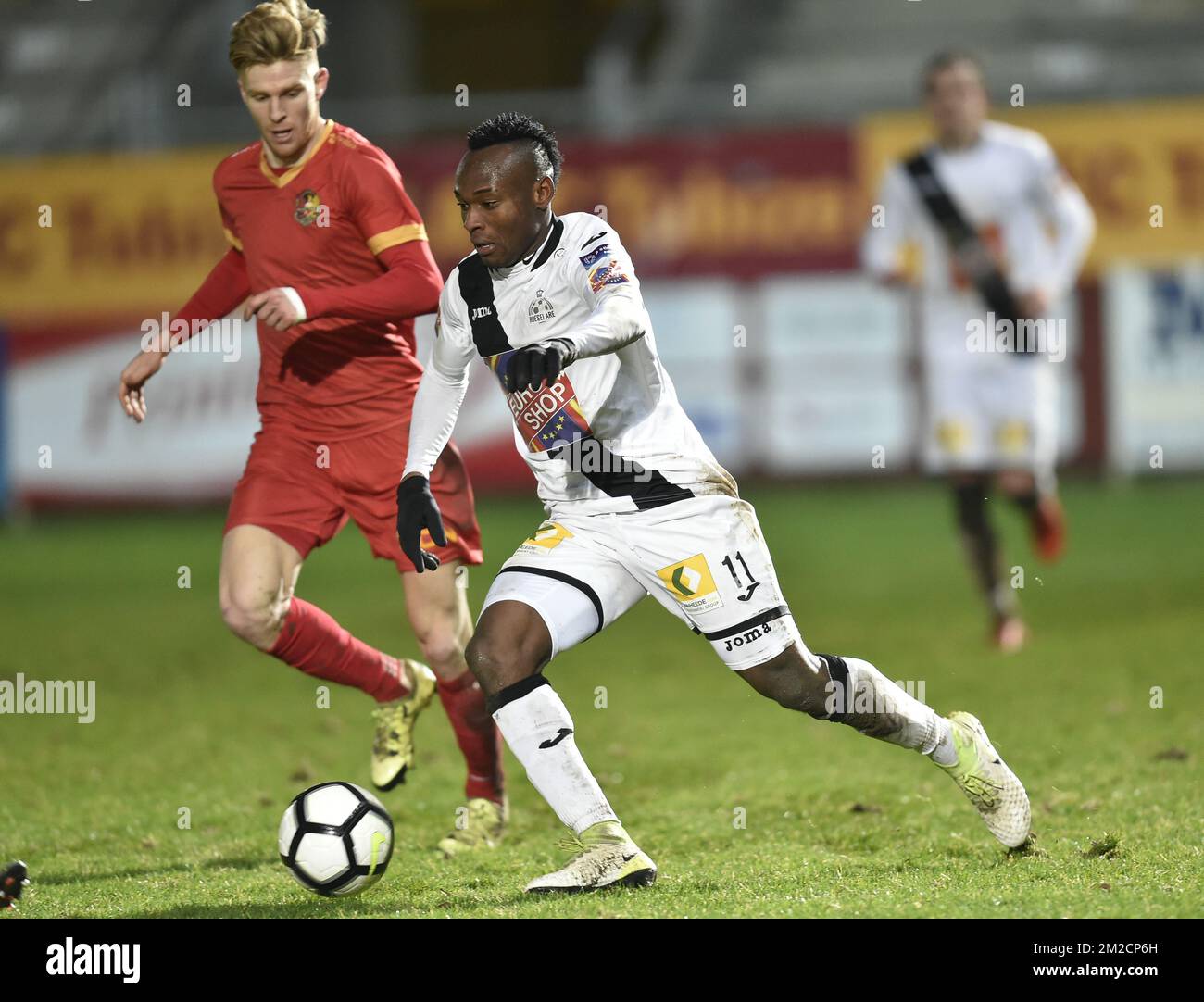 Saviour Godwin di Roeselare combatte per la palla durante una partita di calcio tra AFC Tubize e Roeselare, a Tubize, sabato 03 febbraio 2018, il giorno 25 del concorso della divisione 1B della Lega Proximus del campionato di calcio belga. FOTO DI BELGA JOHN THYS Foto Stock