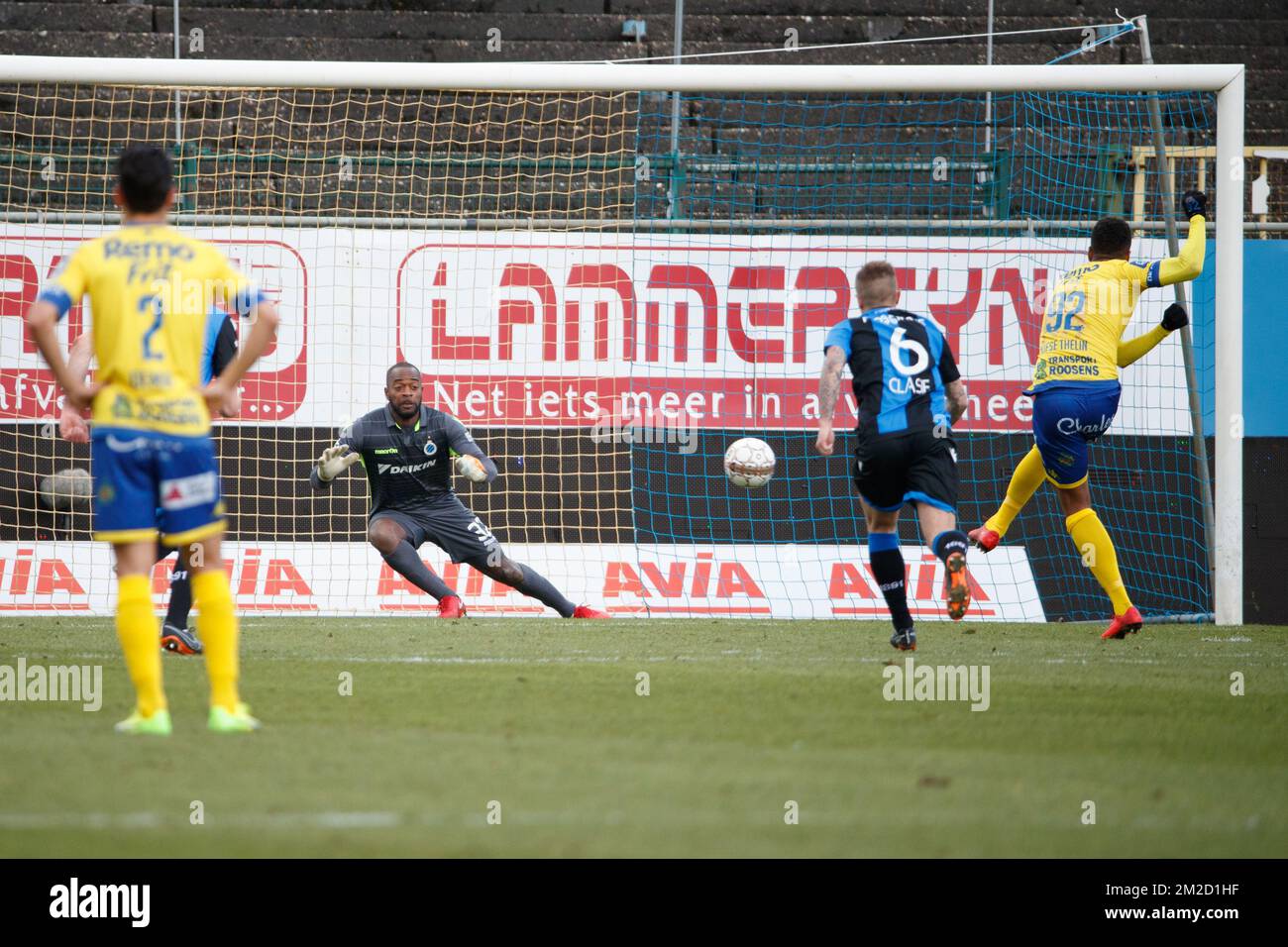 Il portiere del Club Kenneth Vermeer (CL) ferma la pena di Isaac Kiese Thelin (R) di Waasland-Beveren durante la partita della Jupiler Pro League tra Waasland-Beveren e il Club Brugge, a Beveren-WAAS, domenica 11 febbraio 2018, il giorno 26 della Jupiler Pro League, la stagione calcistica belga 2017-2018. BELGA FOTO KURT DESPLENTER Foto Stock