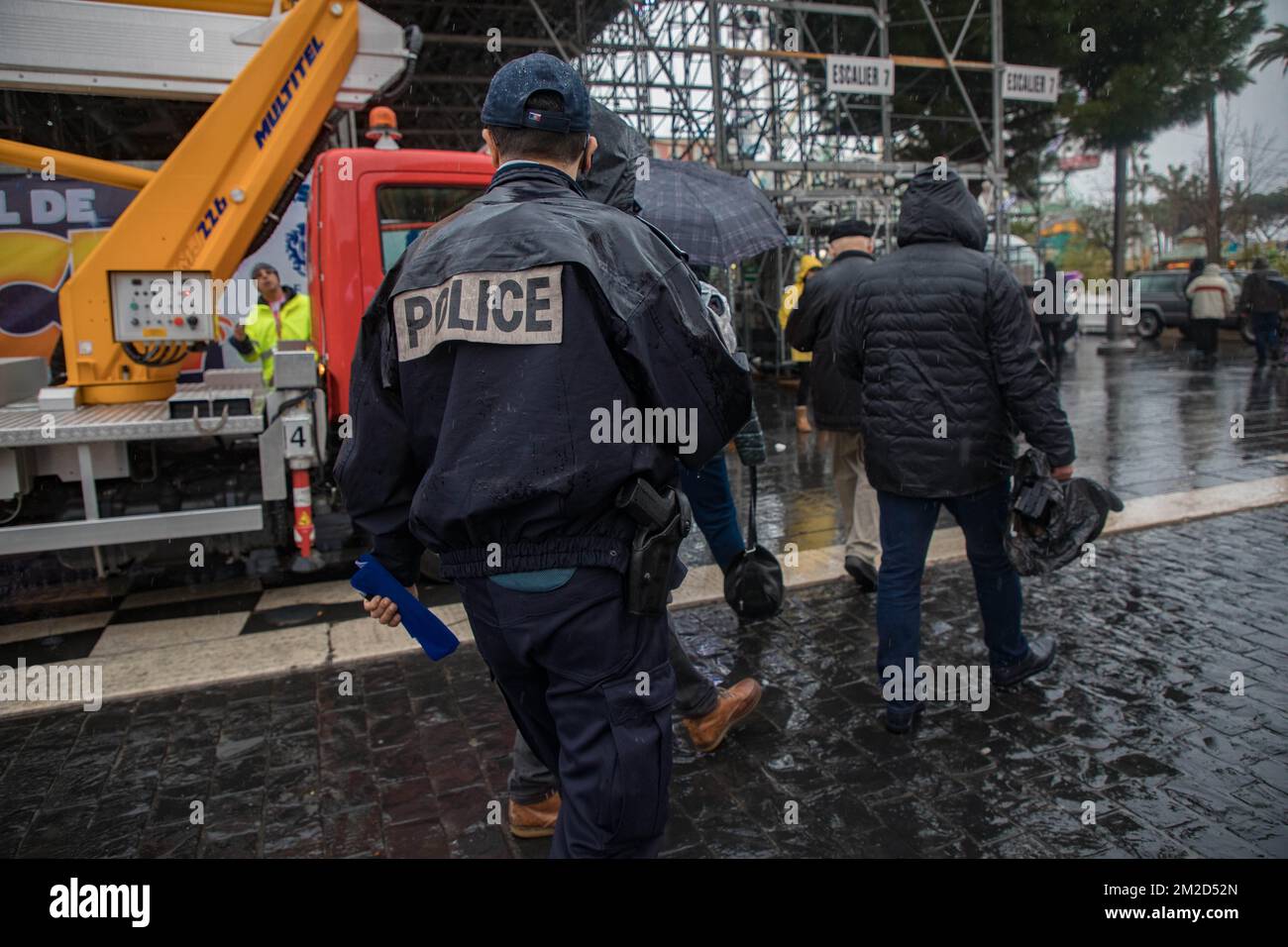 Agenti di polizia incaricati della sicurezza al Carnevale di Nizza. | Politiers en charge de la sécurité du Carnaval de Nice. 17/02/2018 Foto Stock