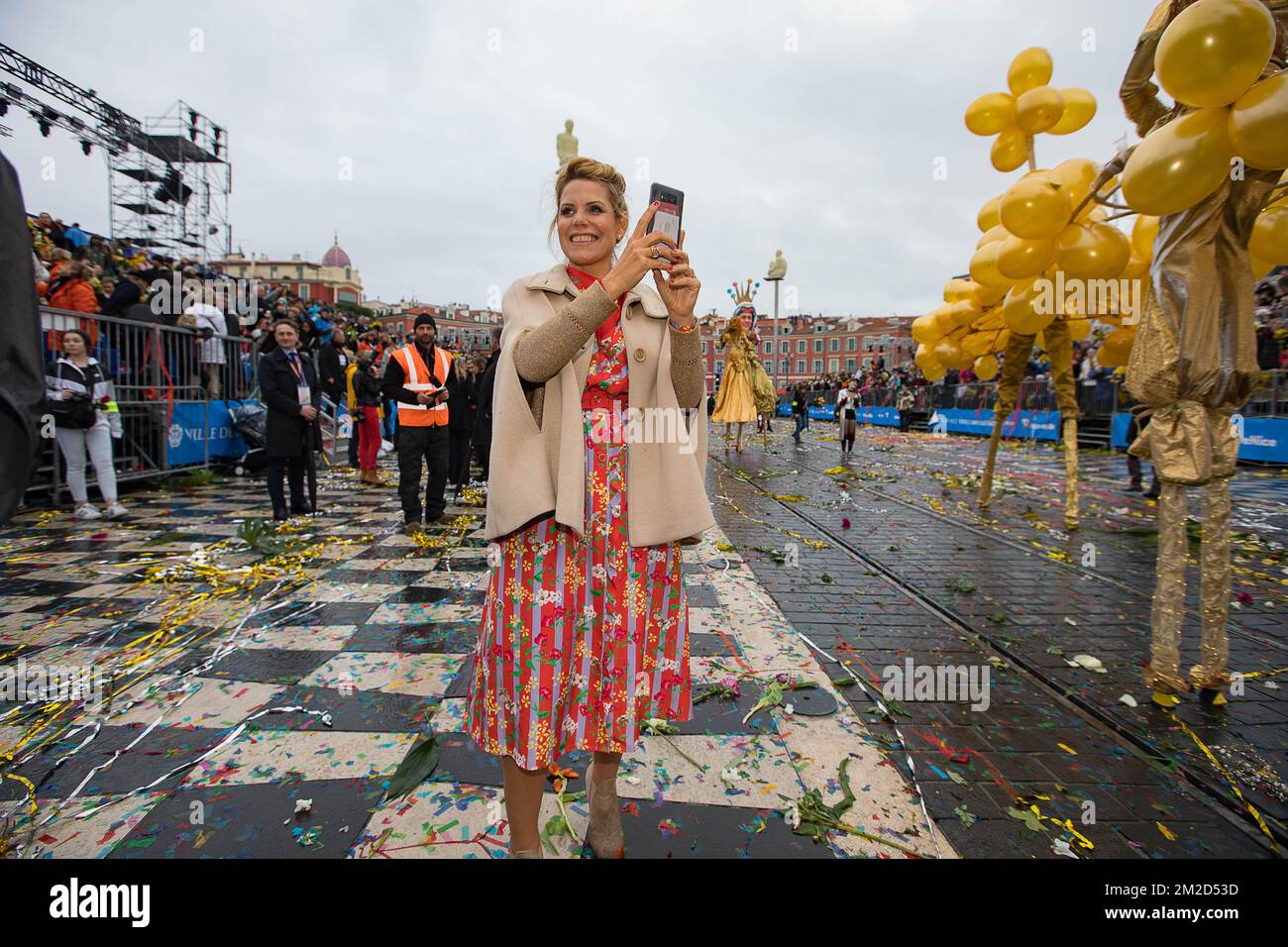 Laura Tenoudji divertirsi alla battaglia dei fiori a Nizza | Laura Tenoudji s'amuse à la bataille de fleurs à Nizza. 17/02/2018 Foto Stock