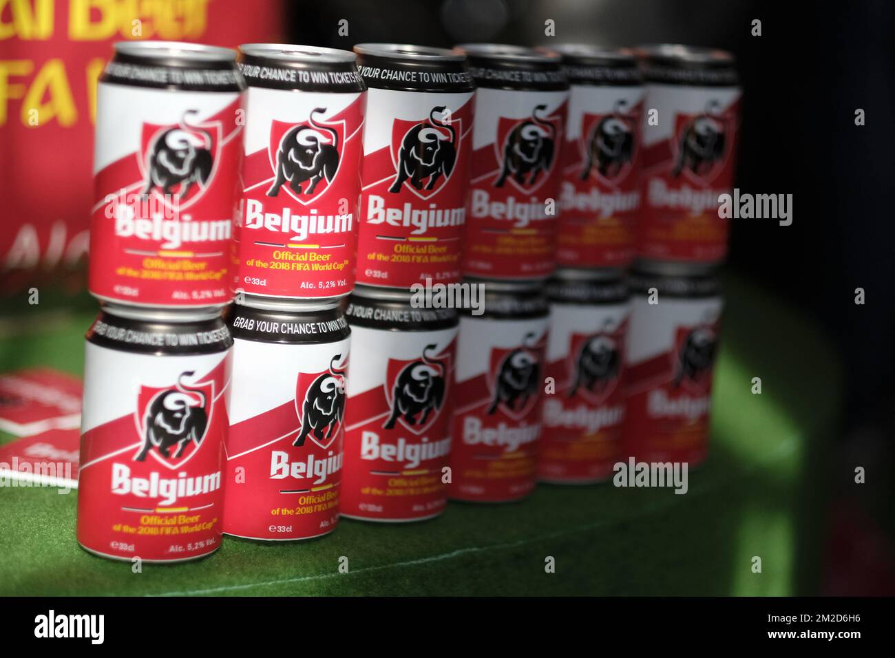 L'immagine mostra lattine di birra 'Belgio' durante una conferenza stampa della birreria AB InBev su 'Jupiler in Belgio', BrussellsMartedì 20 febbraio 2018. FOTO DI BELGA ERIC LALMAND Foto Stock