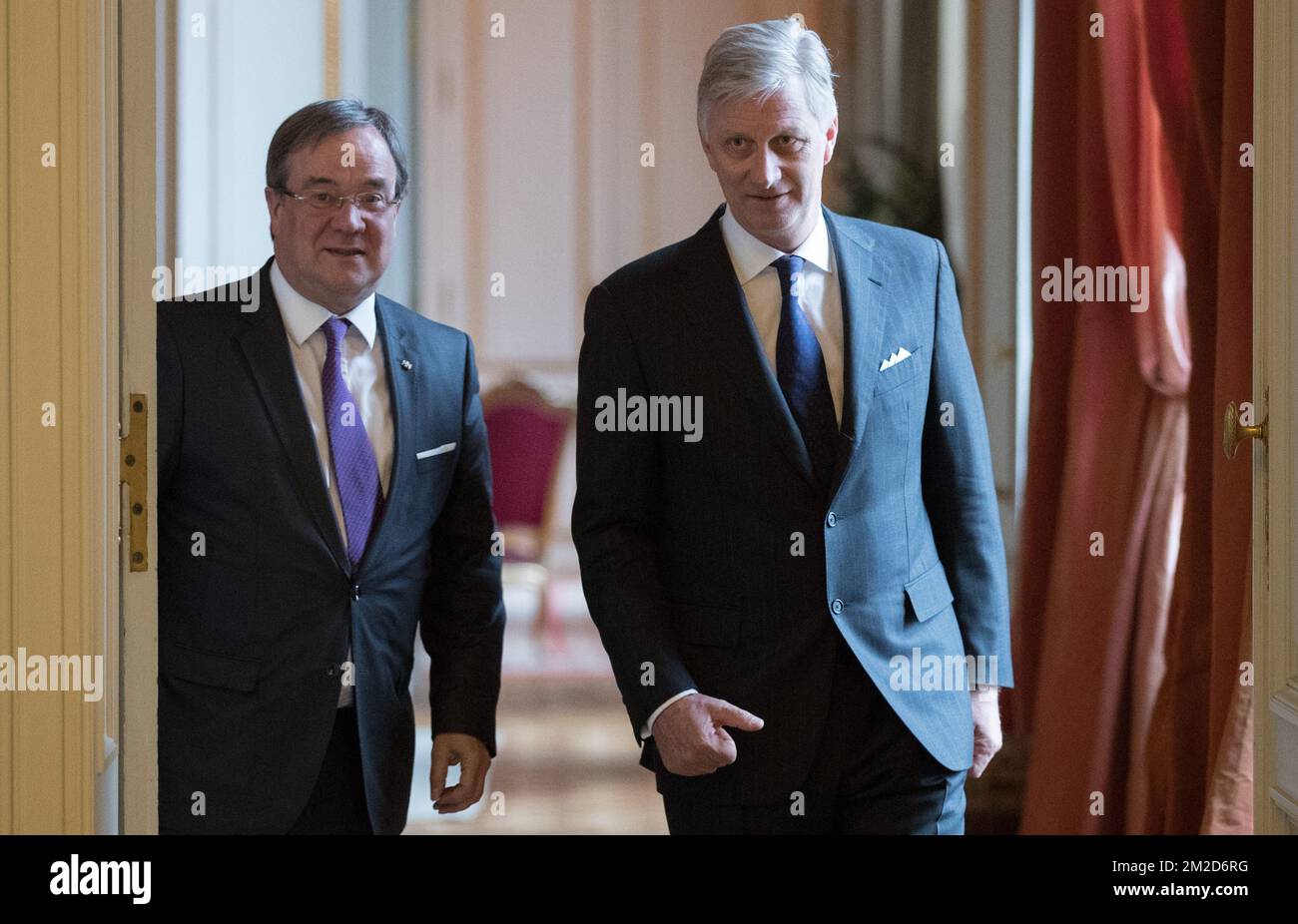 Renania settentrionale-Vestfalia il Ministro-Presidente Armin Laschet è accolto dal re Philippe - Filip del Belgio al suo arrivo per un'udienza al Castello di Laeken (Kasteel van Laken - Chateau de Laeken) a Bruxelles, martedì 20 febbraio 2018. BELGA FOTO BENOIT DOPPAGNE Foto Stock