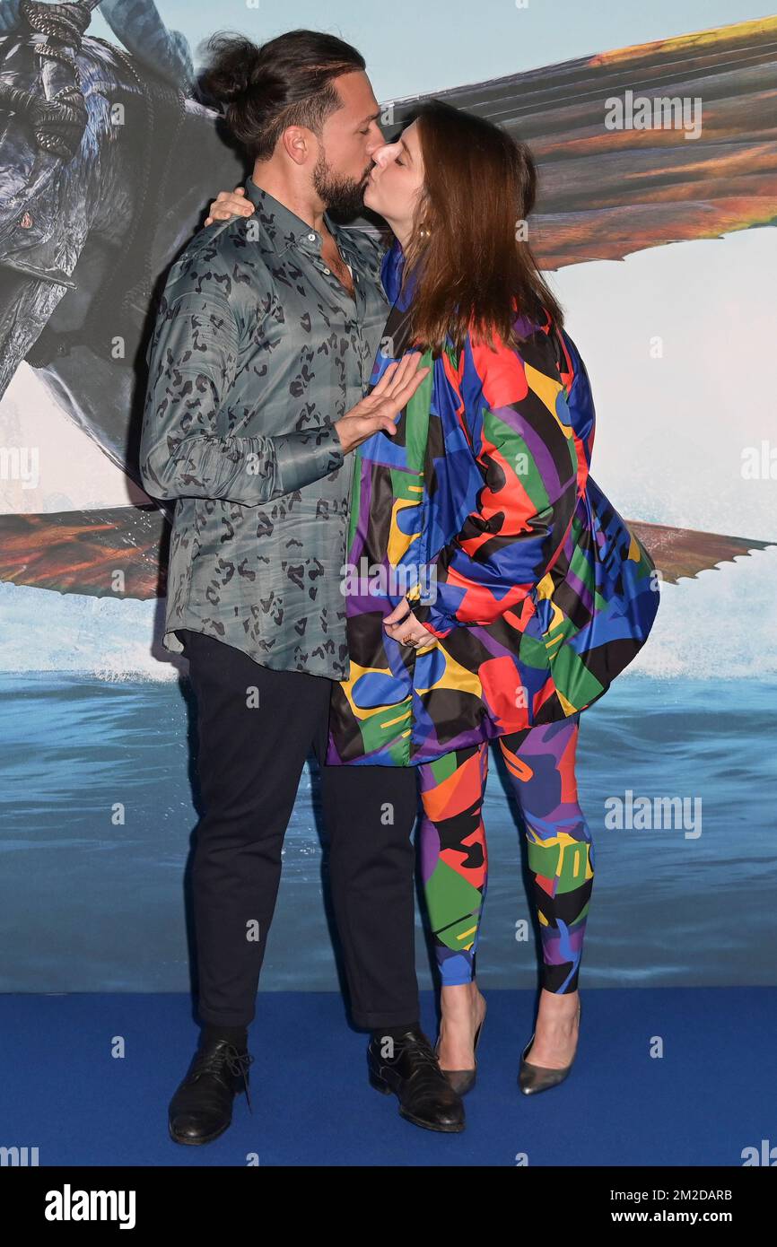 Roma, Italia. 13th Dec, 2022. Riccardo Cotumaccio (l) e Michela Giraud (r) partecipano al tappeto blu del film 'Avatar la via dell'acqua' allo Space Cinema moderno. (Foto di Mario Cartelli/SOPA Images/Sipa USA) Credit: Sipa USA/Alamy Live News Foto Stock