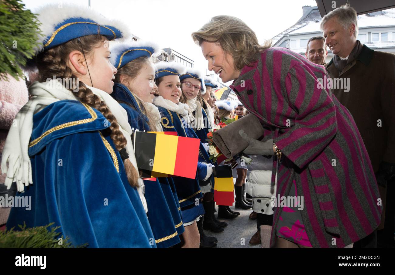 La regina Mathilde e il re Filippo - Filip del Belgio nella foto durante un incontro con la gente del posto nel municipio di Sankt Vith, parte di una visita della coppia reale belga alla comunità di lingua tedesca, martedì 27 febbraio 2018. BELGA FOTO BENOIT DOPPAGNE Foto Stock