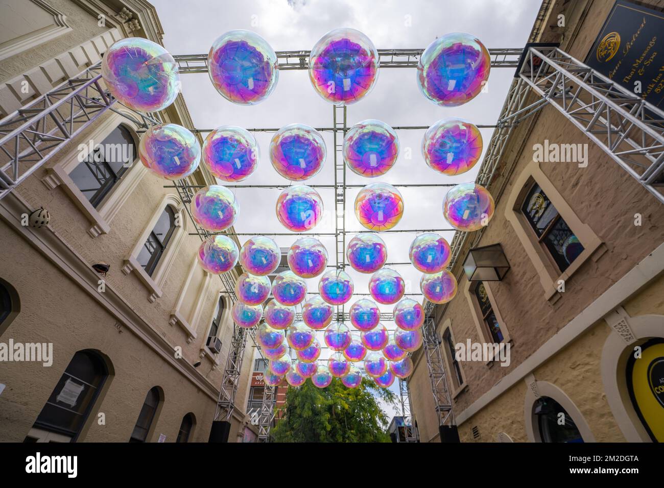 Adelaide, Australia. 14 dicembre 2022. A Rundle Street, i premiati artisti Renzo B. Larriviere e Zara Pasfield dell'Atelier Sisu di Sydney, nell'ambito della nuova installazione di luci "Christmas Splendour", sono esposti 50 colori brillanti. Credit: amer Ghazzal/Alamy Live News Foto Stock