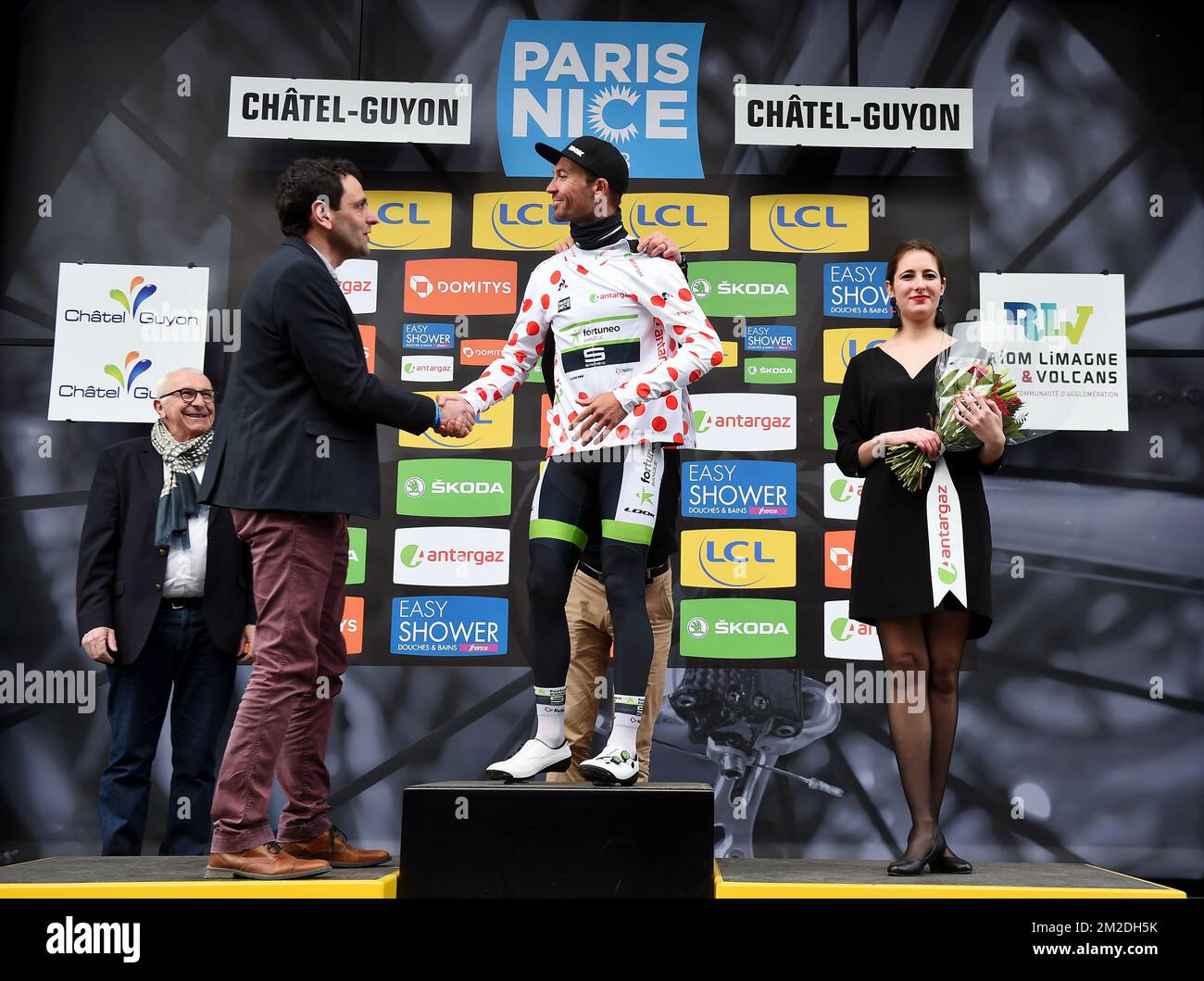 Il francese Pierre-Luc Perichon del Team Fortuneo-Samsic festeggia sul podio la maglia rossa polka-dot per il miglior scalatore dopo la terza tappa della 76th° edizione della gara ciclistica Parigi-Nizza, 210km da Bourges a Chatel-Guyon, Francia, martedì 06 marzo 2018. La gara inizia il 4th e termina il 11th marzo. FOTO DI BELGA DAVID STOCKMAN Foto Stock