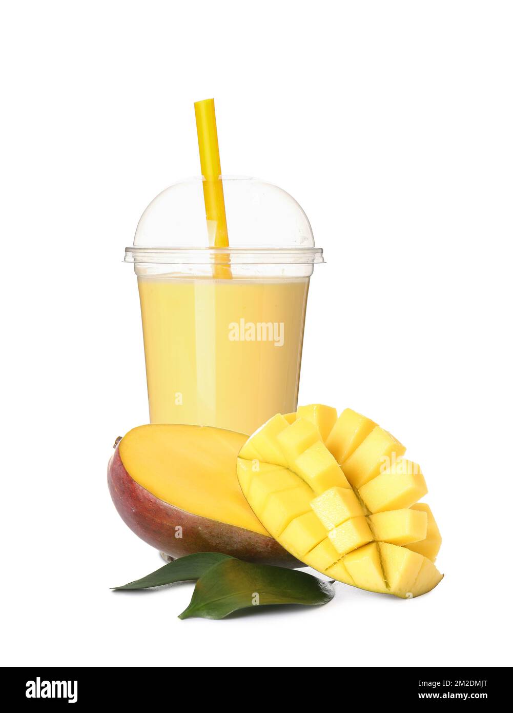 Tazza di plastica di gustoso tè bolla con mango su sfondo bianco Foto Stock
