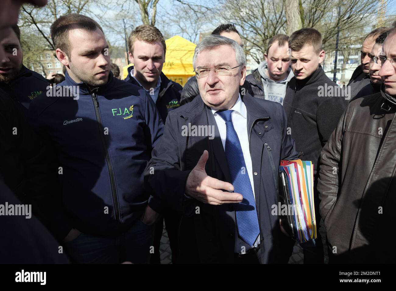 Ministro Vallone dell'Agricoltura, natura, Ruralità, Turismo e Patrimonio Rene Collin ha raffigurato durante un'azione di protesta di diverse organizzazioni di agricoltori al di fuori del Parlamento Vallone a Jambes, Namur, per chiedere maggiore trasparenza nel loro settore, mercoledì 14 marzo 2018. Le organizzazioni "Federation Wallonne de l'Agriculture (FWA)", "Union des Agricultrices Wallonnes (UAW)" e "Federation des Jeunes Agriculteurs (FJA)" stanno organizzando la protesta in seguito allo scandalo che ha coinvolto l'impresa di trasformazione della carne Veviba, parte del gruppo Verbist. Veviba vide che la sua licenza fu revocata dopo una moltitudine di Foto Stock