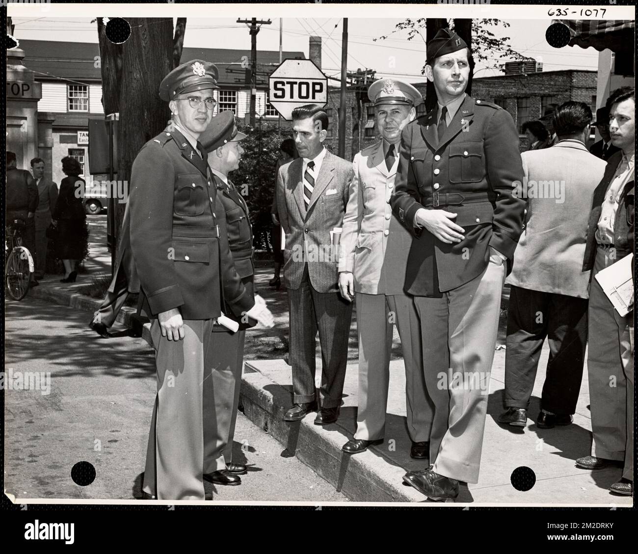 Folla con gli uomini in uniforme, folle, personale militare, Messa Arsenale di Watertown. Record degli Stati Uniti Esercito operativo Foto Stock